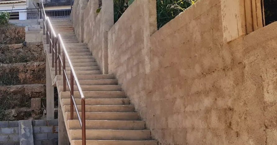 Prefeitura de Leopoldina constrói escada no Bela Vista