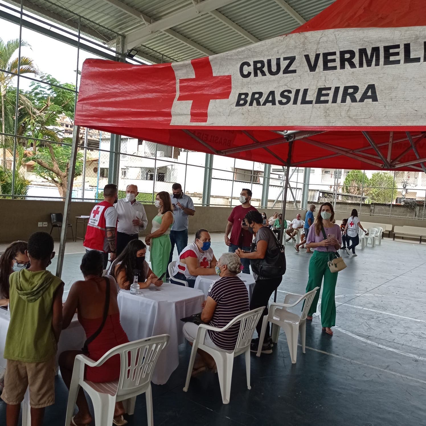 Prefeitura e Cruz Vermelha entregam doações para famílias atingidas por enchentes em Muriaé