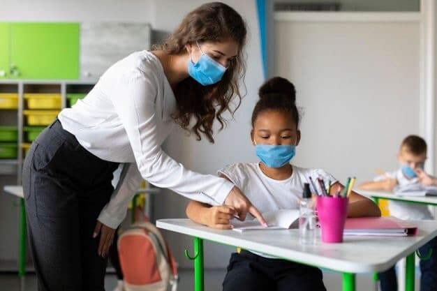 Escolas municipais retomam aulas presenciais obrigatórias na próxima semana; veja regras e exceções