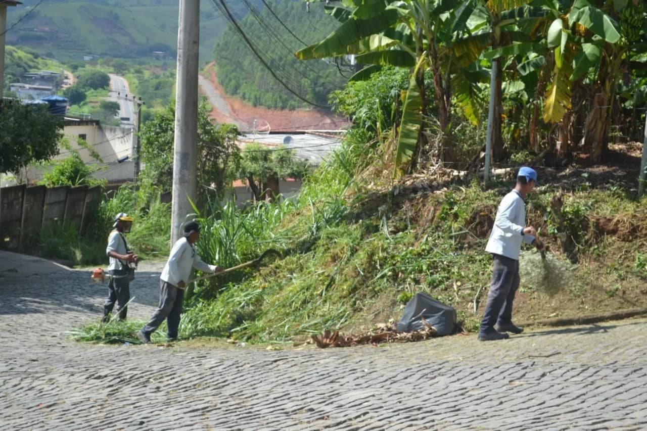 Prefeitura realiza capina de ruas nos bairros Bandeirantes e Nova Leopoldina