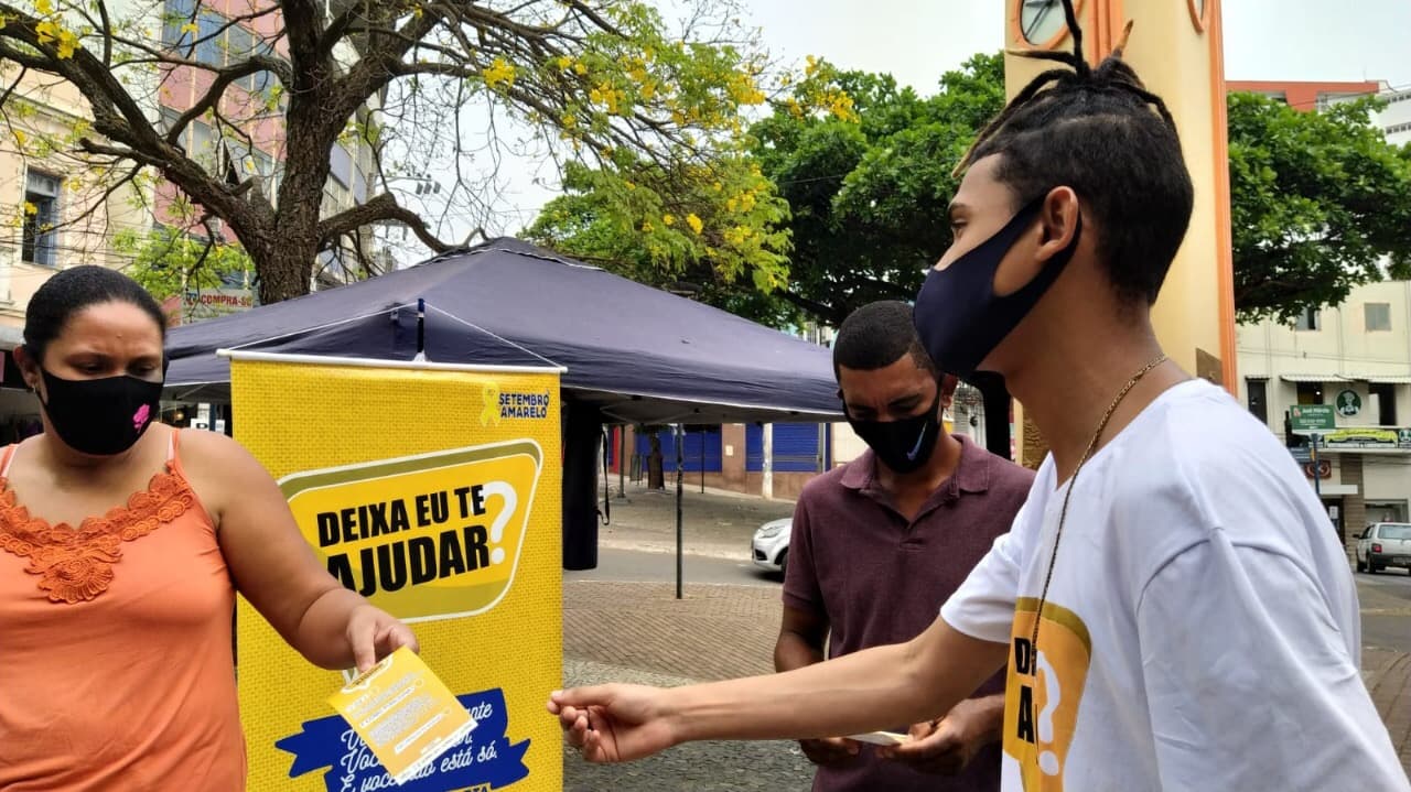 Panfletagem nas praças leva explicações sobre programa ‘Deixa eu te ajudar?’
