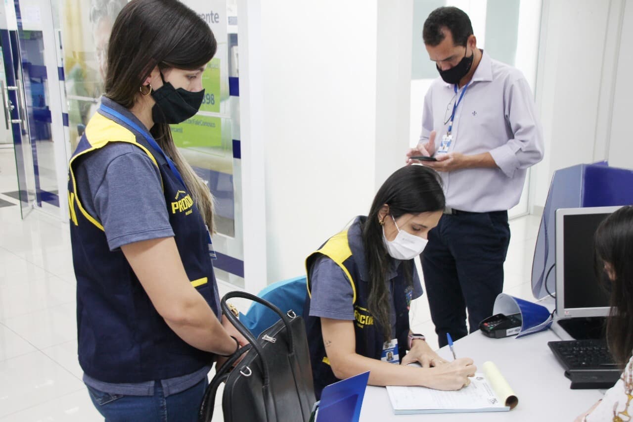 Procon fiscaliza denúncias sobre condutas irregulares em atendimentos bancário